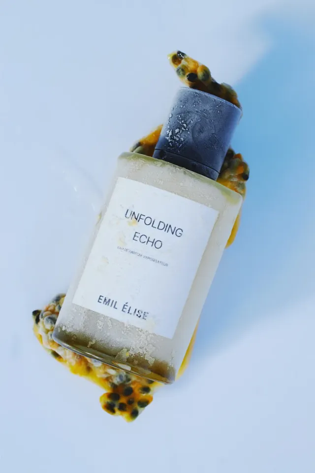 Emil Élise Unfolding Echo parfume fersken og cedertræ